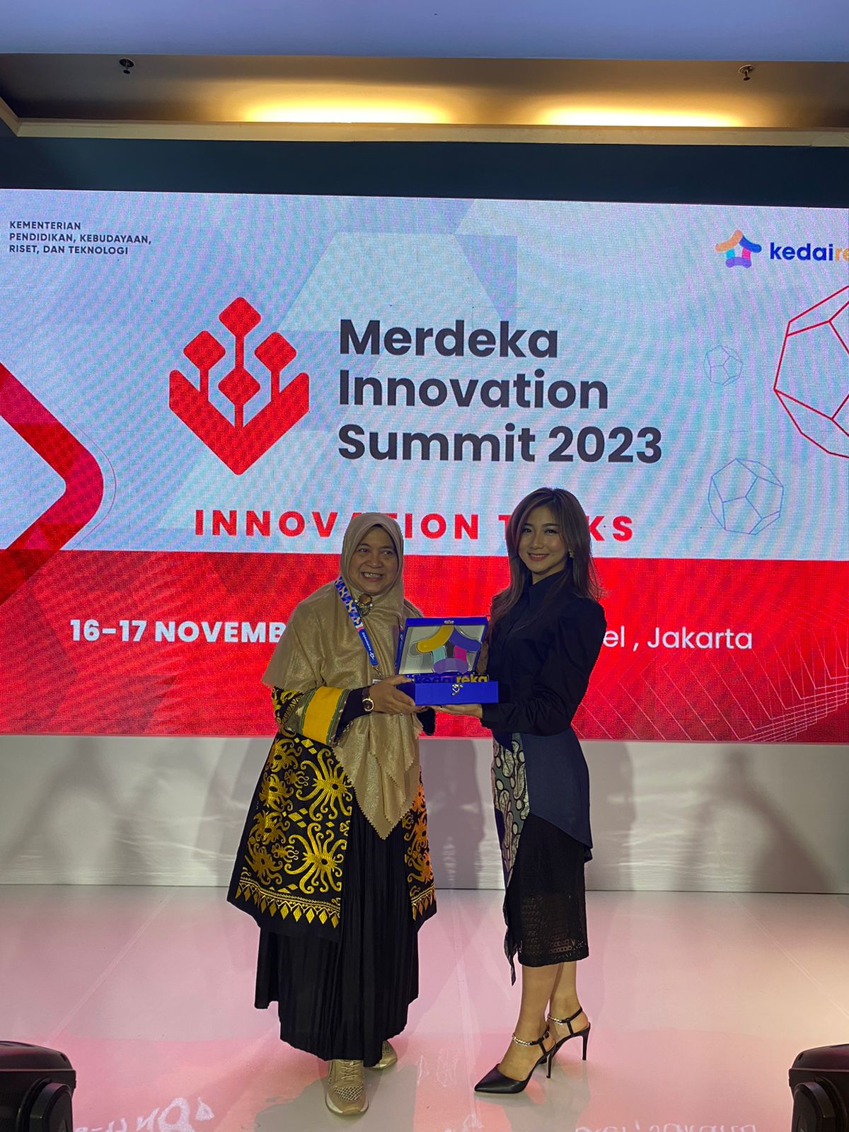 Prof Dr Siti Irine Astuti Dwiningrum Raih Penghargaan Innovtalks